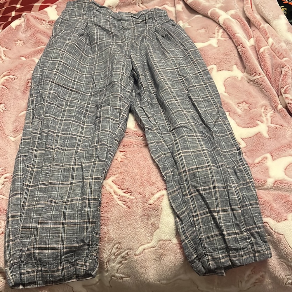American Eagle pants.Size medium but can be adjusted with a belt. (not included)